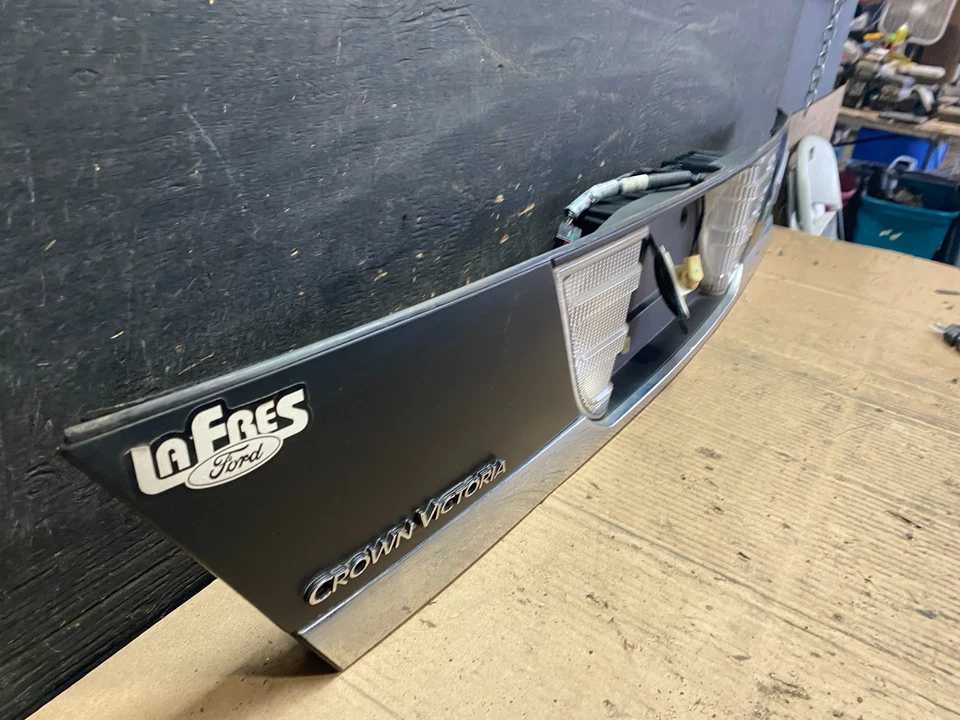 Ford Crown Victoria 1998 a 2011 maletero trasero adorno placa panel S6086 DG Foto 3 de 4