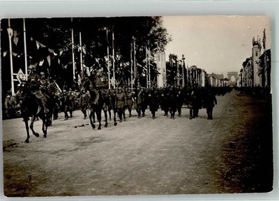 38227772 - Paris Friedensfeier 14.7.1919 auf dem Champ-Elysees Militaer