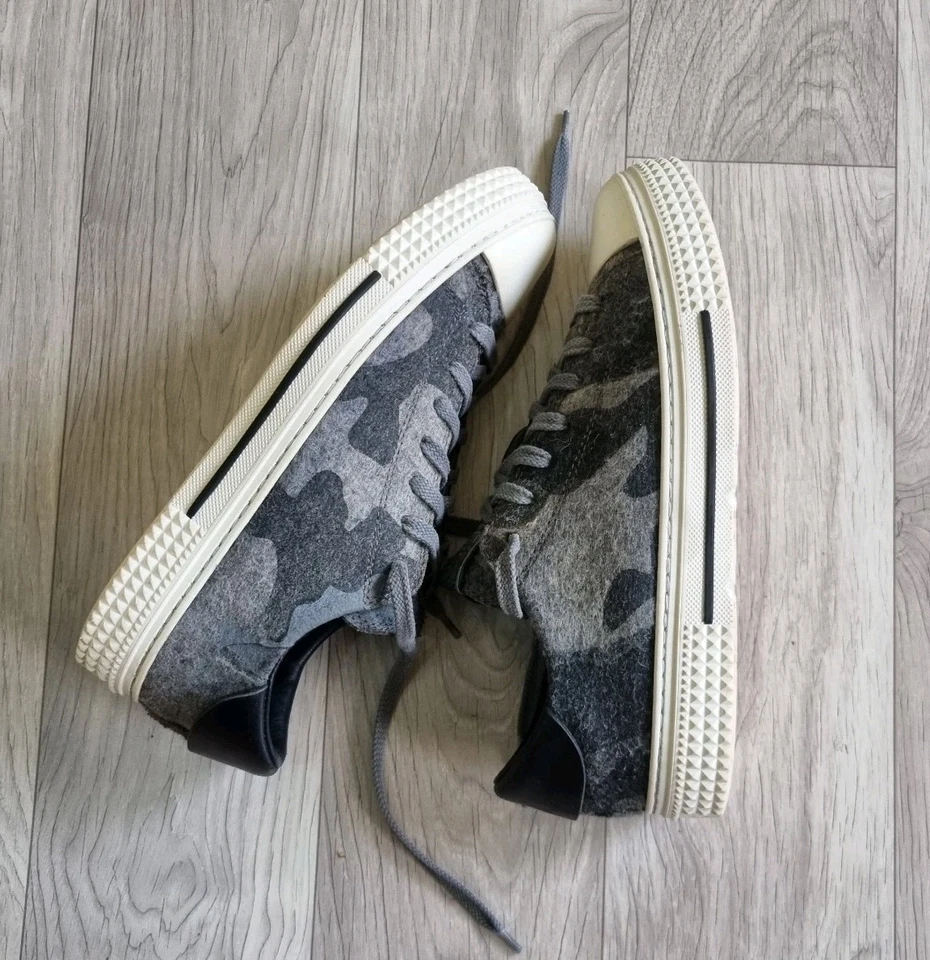 Zapatillas Valentino Garavani Camubutterfly Camufladas Bordadas Gris 9.5 EE. UU. Foto 4 de 4