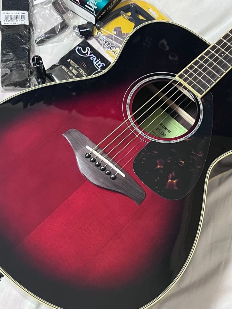 Guitare acoustique Yamaha série FG avec accessoires guitare