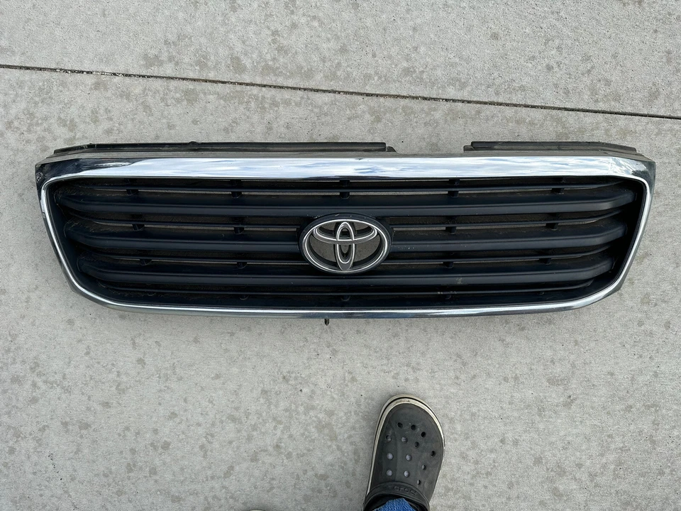 Parrilla Toyota Land Cruiser 98 1999 2000 2001 2002 OEM usada ver fotos Foto 3 de 4
