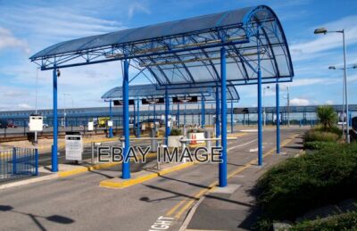 FOTO LONDON CITY AIRPORT DER EIN- UND AUSGANG ZUM/VOM ÖFFENTLICHEN PARKPLATZ SIND