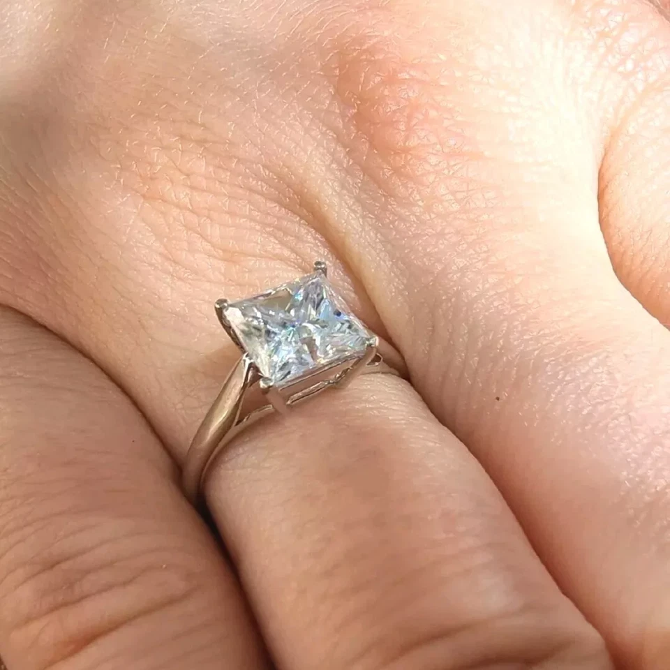 Estate ring ,10k white gold ring ,2 ct certified. princess cut. Engagement ring - Image 2 of 4