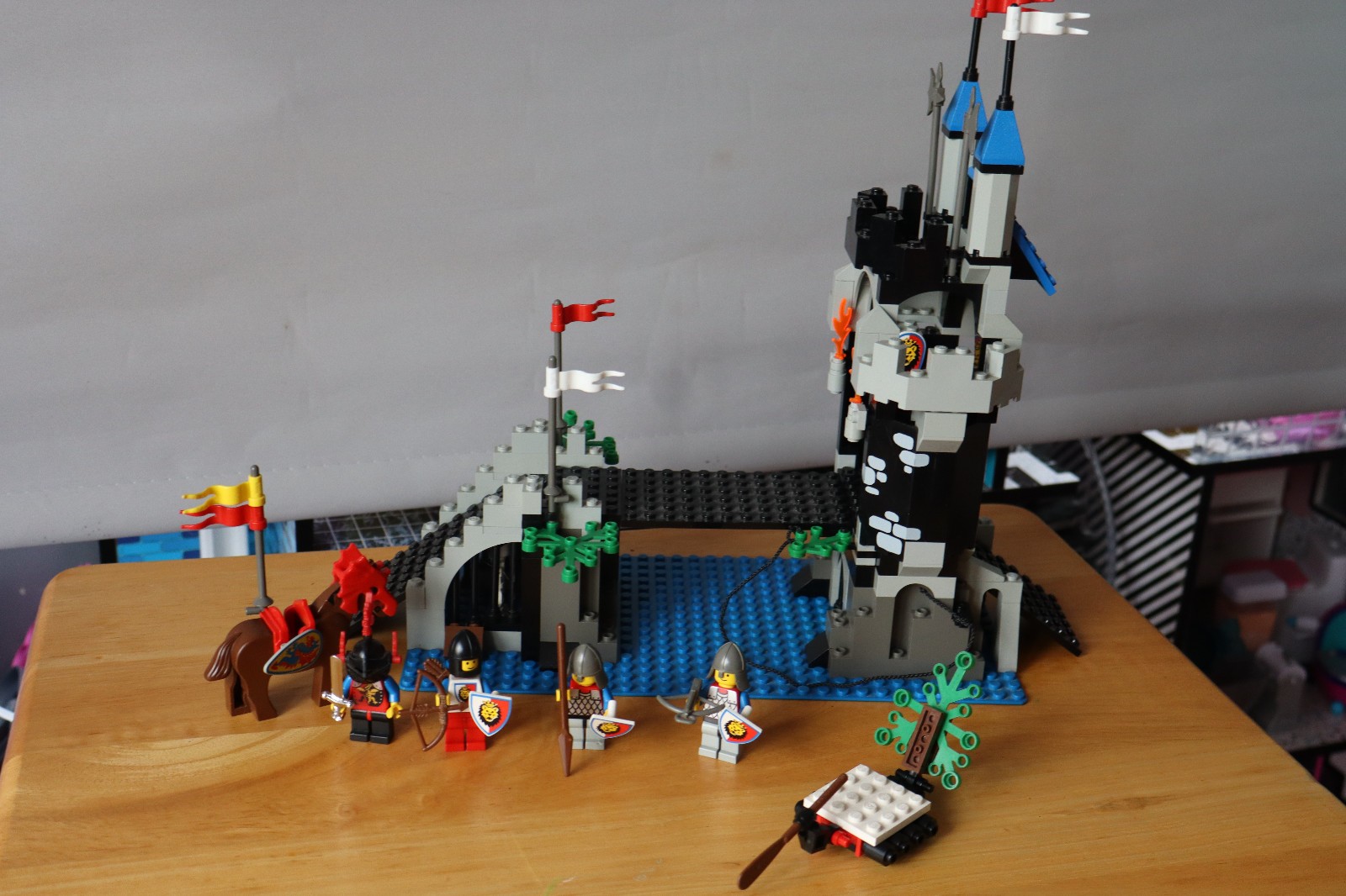 VINTAGE LEGO 6078 CASTLE ROYAL DRAWBRIDGE SET COMPLETE