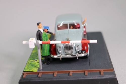 LE5457 IXO ALTAYA 1/43 Voiture Chrysler Airflox Passage à niveau Route Bleue 45 - Picture 3 of 6