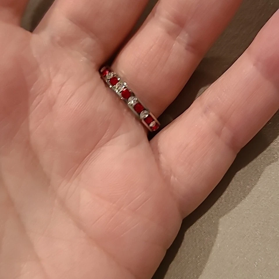 Juego de canales piedras rojas y transparentes circonitas cúbicas acero inoxidable anillo de eternidad Foto 3 de 4