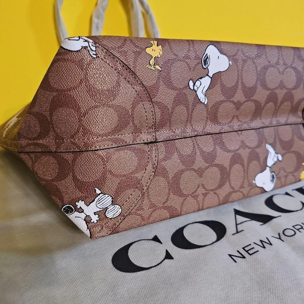 Coach Peanuts Snoopy Redwood Tote Bag Coach Peanuts Snoopy Redwood Tote Bag
