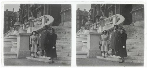 París Familia Delante la Iglesia de La Sainte-Trinité Foto Estéreo Placa V36n1