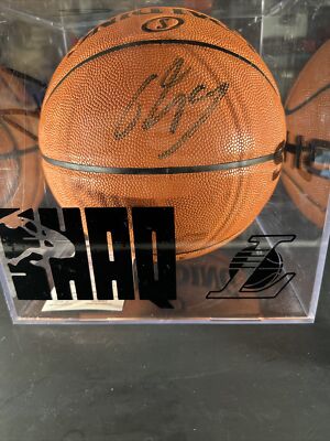 SHAQUILLE O'NEAL SIGNED SPALDING BASKETBALL WITH JSA & CASE LAKERS