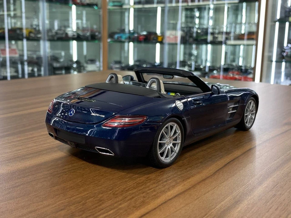 Minichamps Mercedes-Benz SLS AMG родстер 2011 синий - ограниченное издание. [1/18 смола] - Изображение 4 из 4