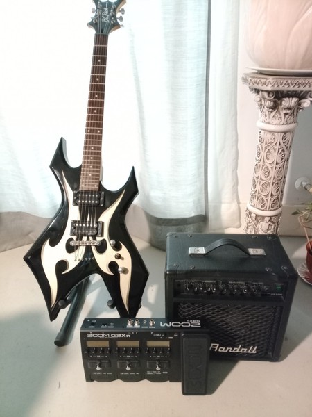 Bundel  B.C.Rich Warlock Metal Hammer, Amplificador y Multiefectos ZoomG3Xn