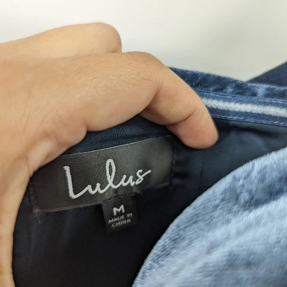 NUEVO CON ETIQUETAS LULU'S Vestido Mujer Medio Azul Dulce Sinfonía Terciopelo Fuera del Hombro Maxi Foto 4 de 4