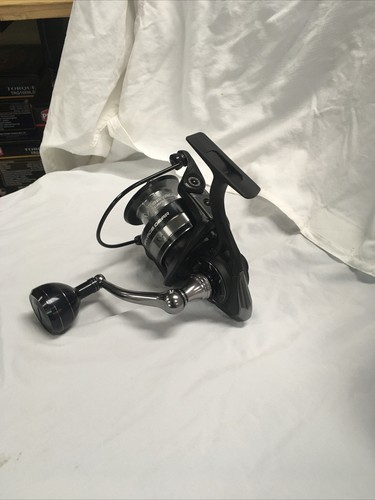 Carrete giratorio Savage Gear SGS8 6000 FD - Imagen 3 de 6