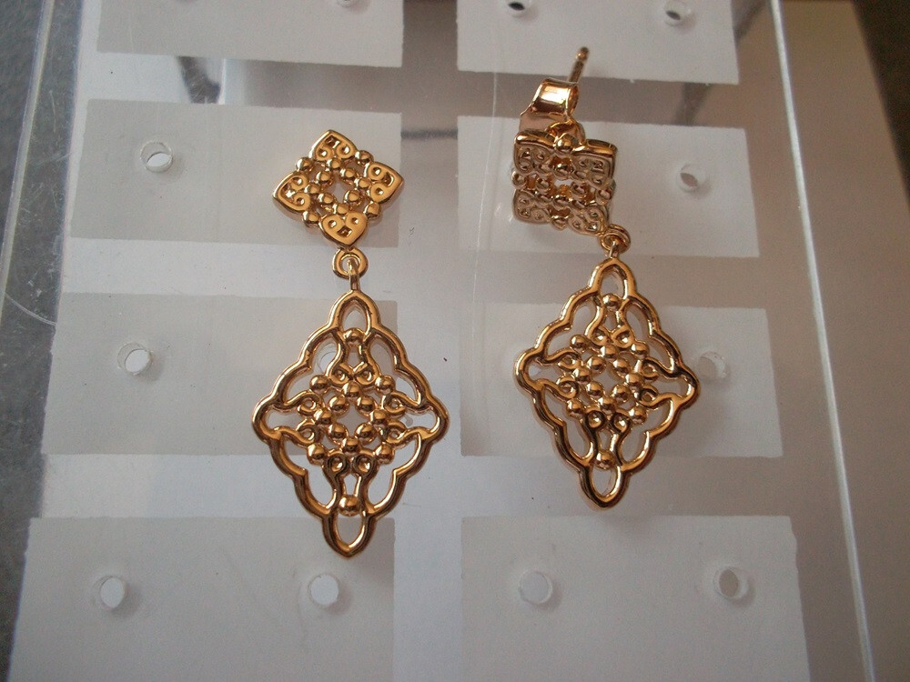 Boucles d'oreilles pendantes motif fantaisie or 18 carats pour femme