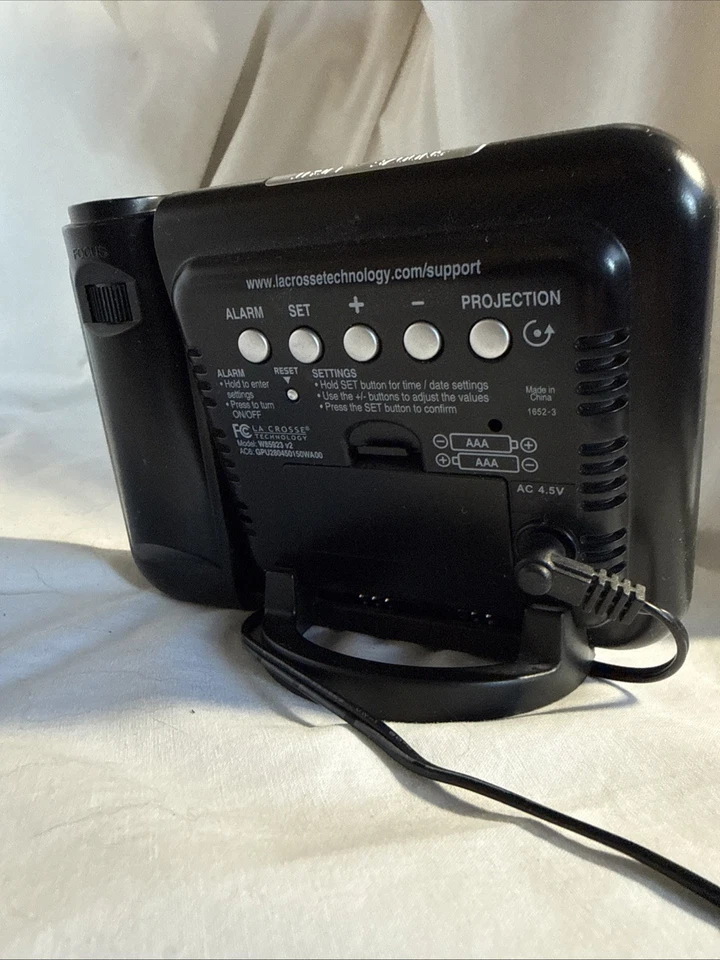 W85923 La Crosse Technology Projection Alarm Clock with Indoor Temperature A9 - Image 2 of 4