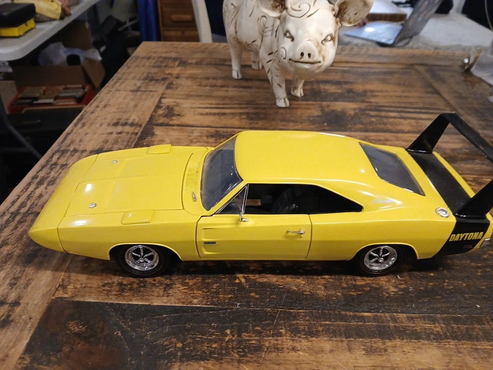 Dodge Charger Daytona Hemi 1969 ERTL AMARILLO Y NEGRO 1:18 Foto 2 de 4