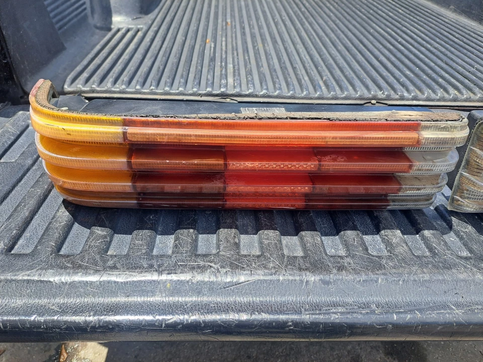 Juego de montaje de luces traseras diestras y diestras 1972-89 Mercedes Benz R107 450SL 380SL fabricante de equipos originales Foto 4 de 4