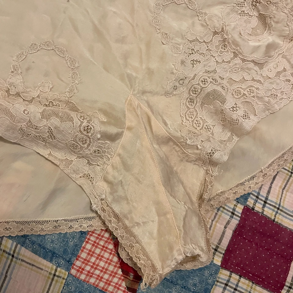 1920s/30 Antique Vintage Tap Shorts Satin Lace Flapper Style Lingerie MOP Button - Image 4 of 4