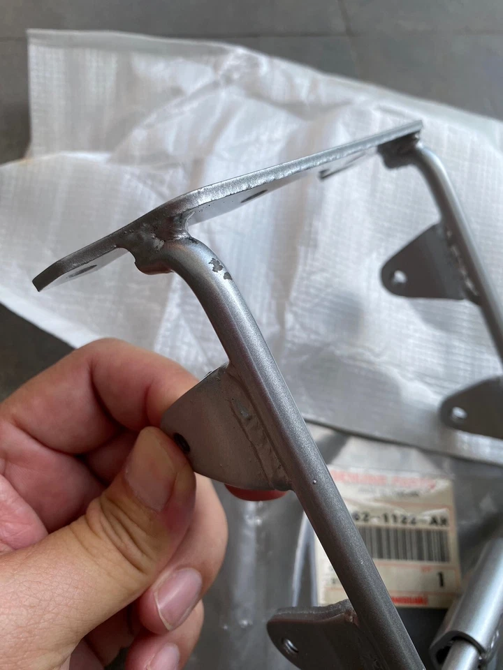 川崎 GTO KH110 KH125 头灯支架 NOS 23062-1122-AK — 第 3/4 张图片