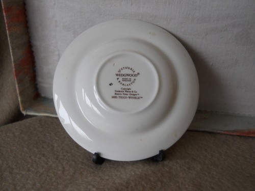 VINTAGE WEDGEWOOD MRS TIGGYWINKLE MINI PLATE WITH PLATE STAND 4IN/10.5CM APPROX - Picture 2 of 7