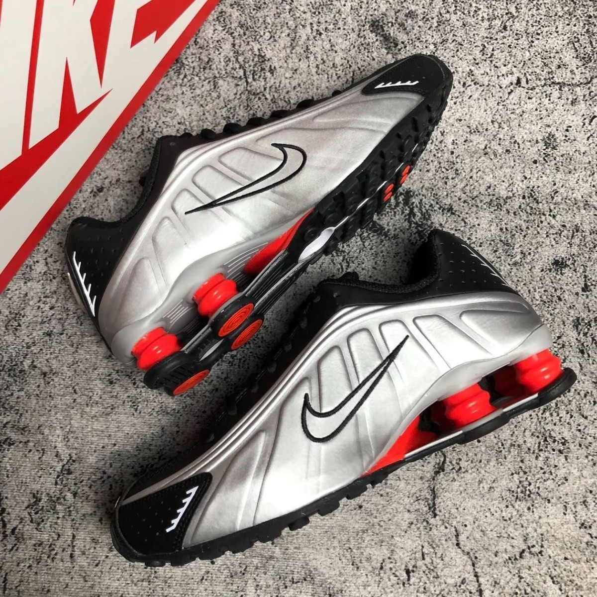 NIKE Shox R4 BV1111 008 Black/Max Orange/Metallic Silver