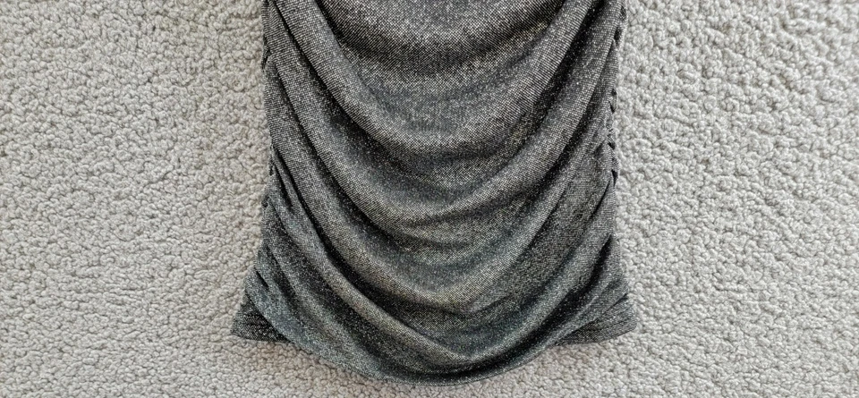 Vestido KatieJnyc Lola Acanalado Para Niñas Negro Brillo Cuello en V Espalda Cierre con Cremallera Foto 4 de 4