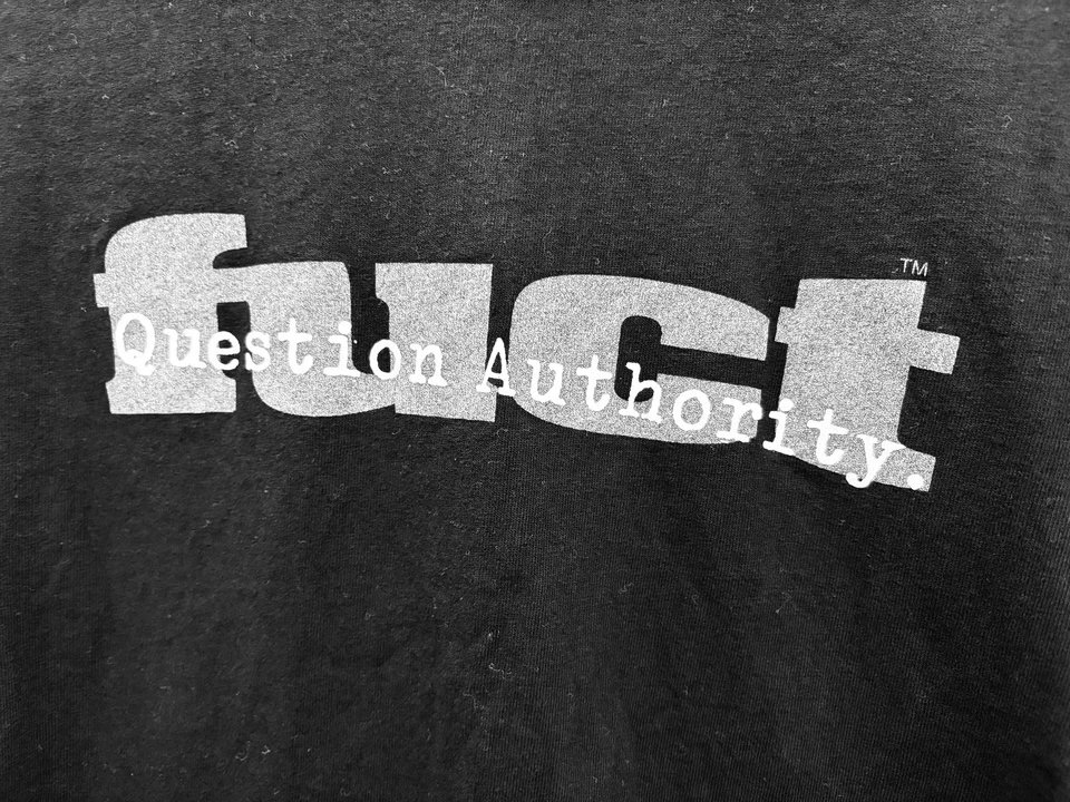 Camiseta Fuct Question Authority Grande, Negra Foto 4 de 4