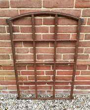 altes Gusseisen Stallfenster m. Segmentbogen 87cm x 58cm liebevoll aufgearbeitet