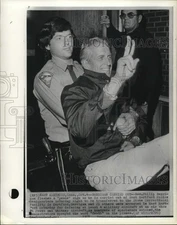 1975 Press Photo Police carries Reverend Philip Berrigan from CT police station