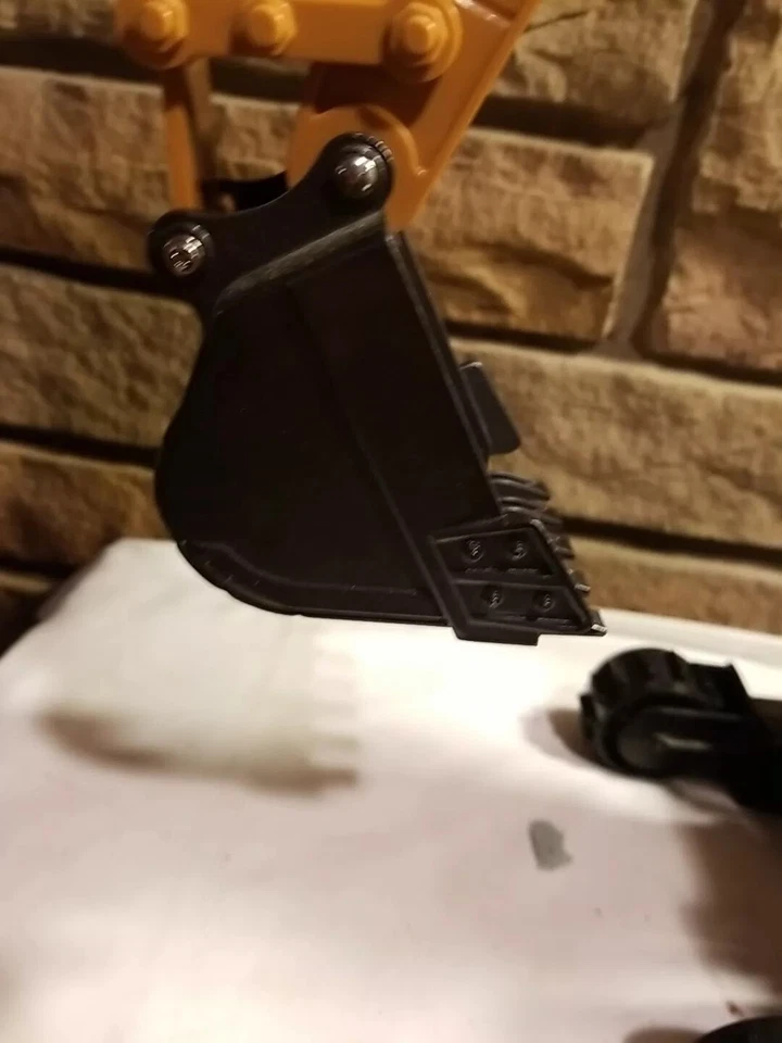 Large Huina Excavator Toy No Remote or batteries For Parts As Is - Image 2 of 4