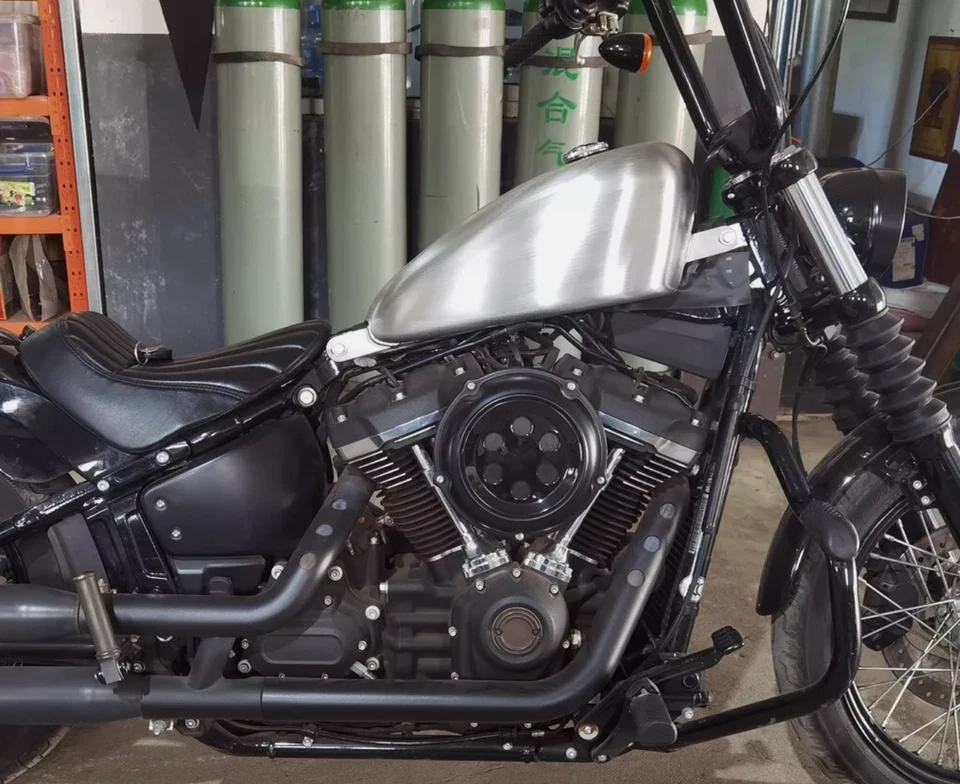 Nuevo tanque de gasolina Frisco Sportster sin pintar perno en 2018-2022 M8 Harley Softail Foto 2 de 4