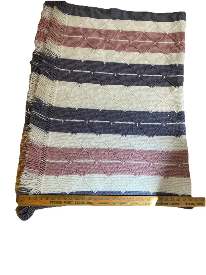 Manta tejida ganchillo vintage hecha a mano afgana rosa gris blanco aprox 38x60 Foto 3 de 3