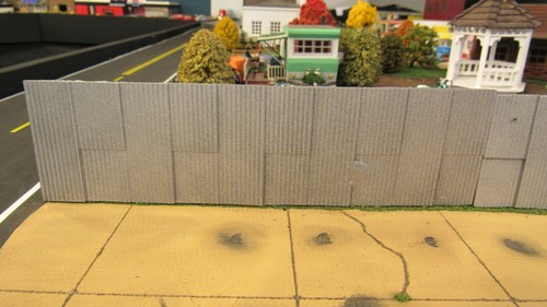 1:64/ DIORAMA LOT 2 CORRUGATED STEEL FENCE FOR AUTO REPAIR SHOP WALL #8 LAYOUT'S - Picture 6 of 10