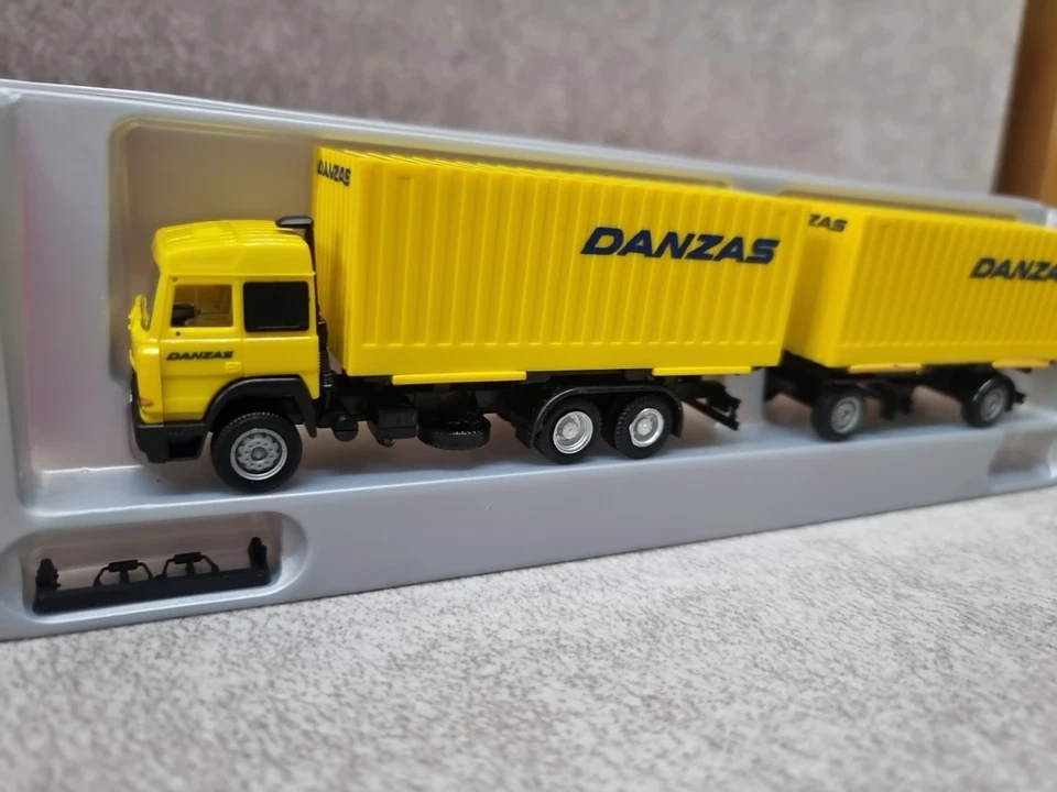 HERPA HO / 1:87 JOB LOT OF 2 X  VOLVO 1 X IVECO  TRUCKS . - Image 4 of 4