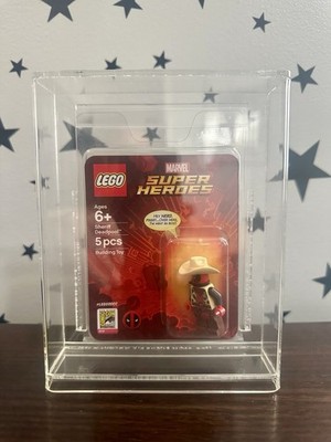 LEGO SDCC 2018 Sheriff Deadpool Minifigure Marvel Super Heroes   w/ Acrylic Case