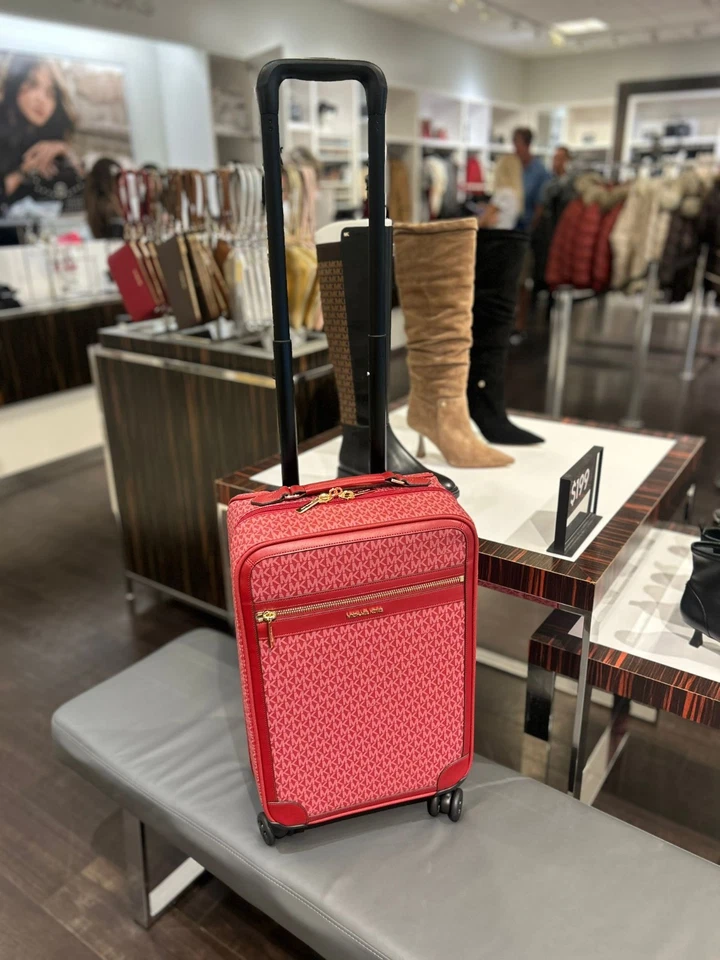 Maleta equipaje Michael Kors pequeña MK Signature cereza para viaje viaje vacaciones Foto 2 de 4