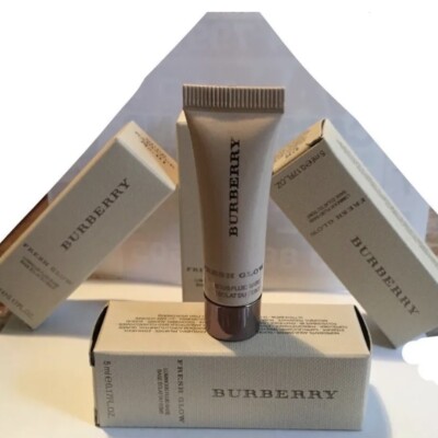 Zehn einzeln verpackt 5ml Burberry Fresh Glow Luminous Fluid Base Foundation 01