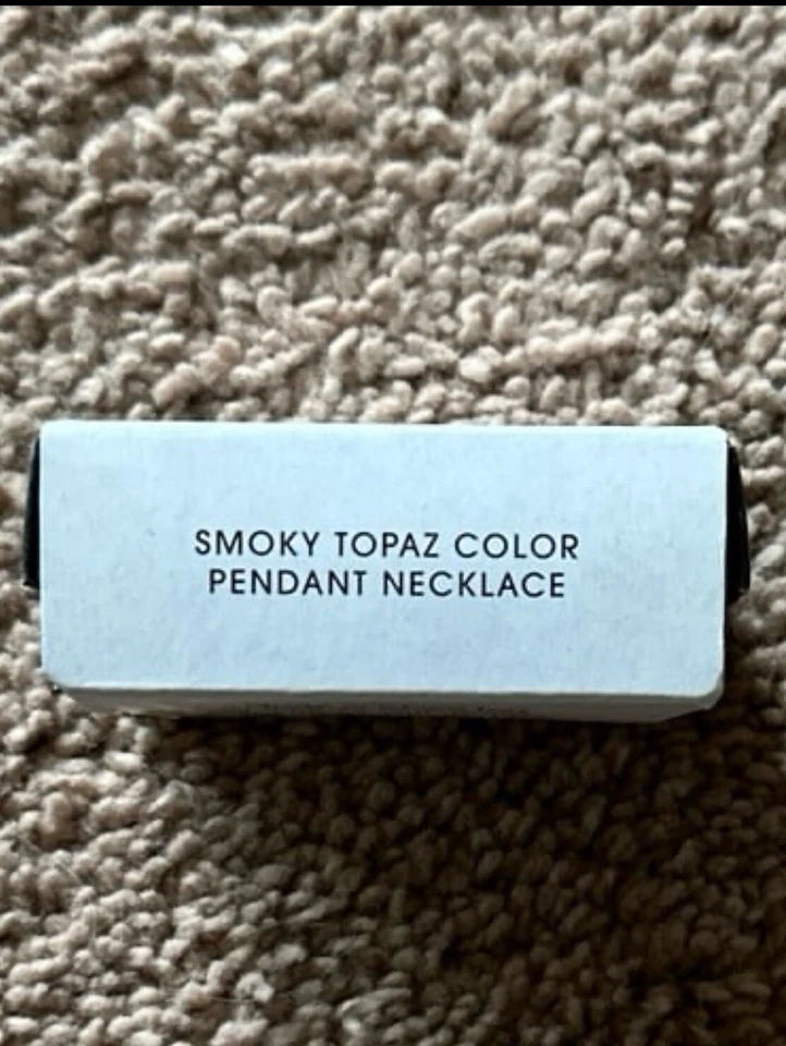 Collar colgante Avon 2013 color topacio ahumado 28" nuevo en caja Foto 3 de 3