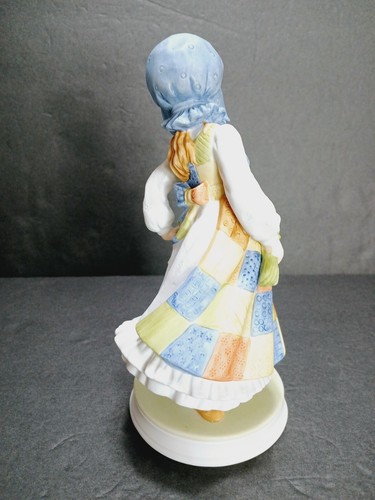 1983 American Greeting Holly Hobby "Blue Girl" with Cat porcelain figurine-8" - Picture 3 of 13