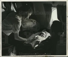 1949 Press Photo Ronnie of American Servicemen Plane greets the little passenger