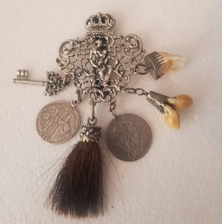 Rock Stecker Charivari Silber Antik mit 6 Anhängern mit Münzen 17. Jhdt.