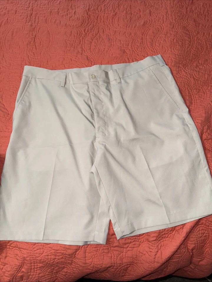 PGA TOUR PANTALONES CORTOS DE GOLF PARA HOMBRE FRENTE PLANO TALLA 40 FORRO PLATEADO PRECIO DE VENTA SUGERIDO POR EL FABRICANTE $55 NUEVOS CON ETIQUETAS Foto 2 de 2