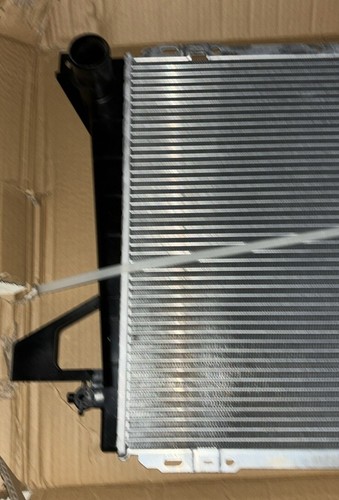 Radiator For 1985-1996 Ford F-150 F-250 1987-1992 F-350 Bronco 4.9L - Picture 3 of 4