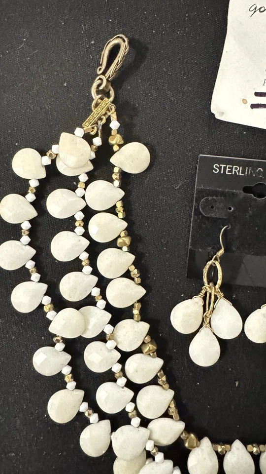 Conjunto de collar y pendientes para mujer enchapados en oro | Joyería gema en capas i3 hebras blancas Foto 3 de 3