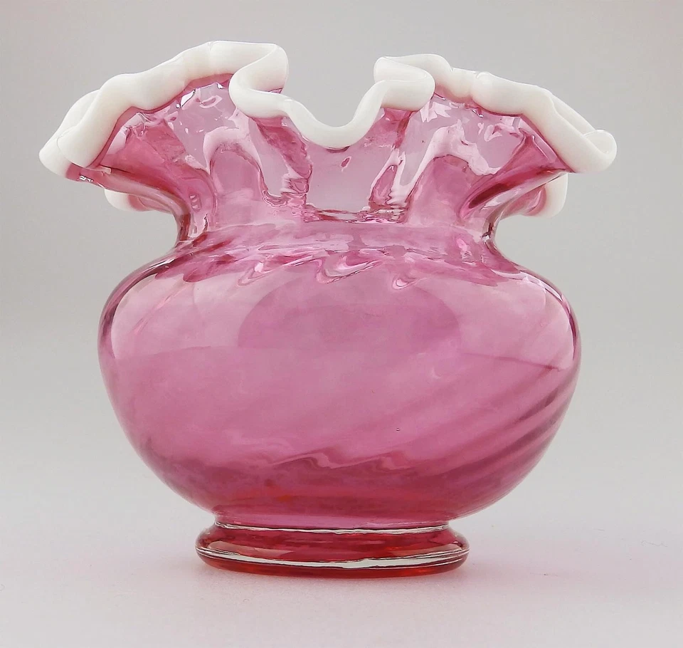 A good Fenton Vintage glass cranberry snow crest vase with frilled rim C.1939+ - Image 4 of 4