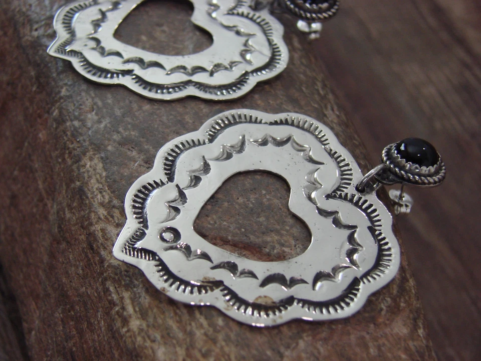 Brincos pendentes de coração Navajo indiano níquel prata e ônix preto - Cleveland - Imagem 4 de 4