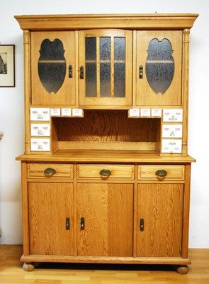 Antiker Küchenschrank, Küchenvitrine mit orig. Max Roesler Schütten, restauriert