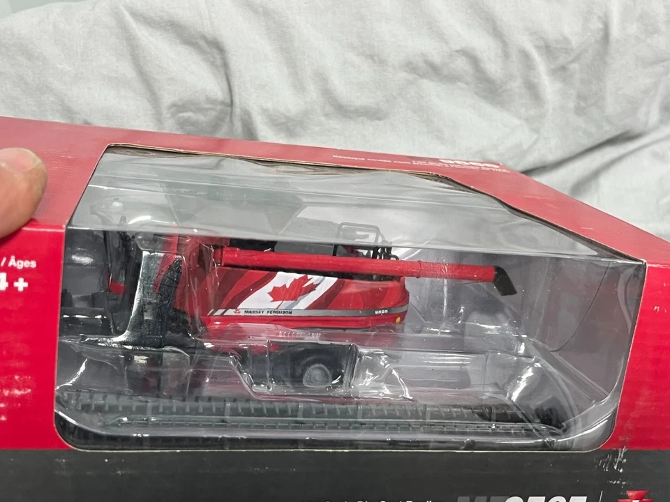 Massey Ferguson MF 9565 Combine w/ Flex Head 1:64 Scale SCT516 Spec-Cast CANADA - Image 2 of 4