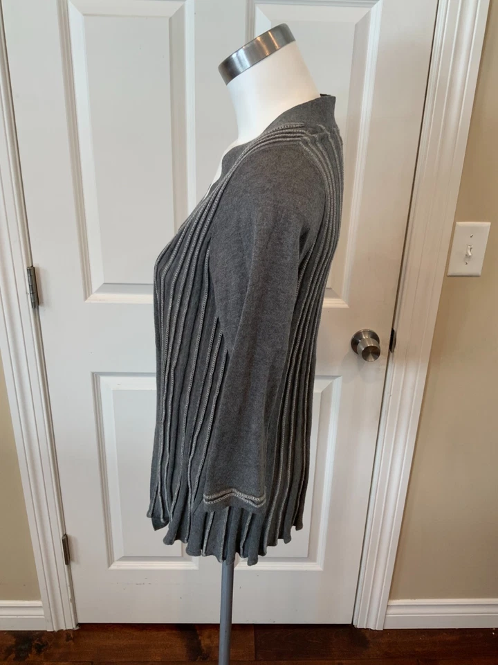 Cardigã listrado Anthropologie cinza aberto frontal de malha e nós, tamanho pequeno - Imagem 4 de 4