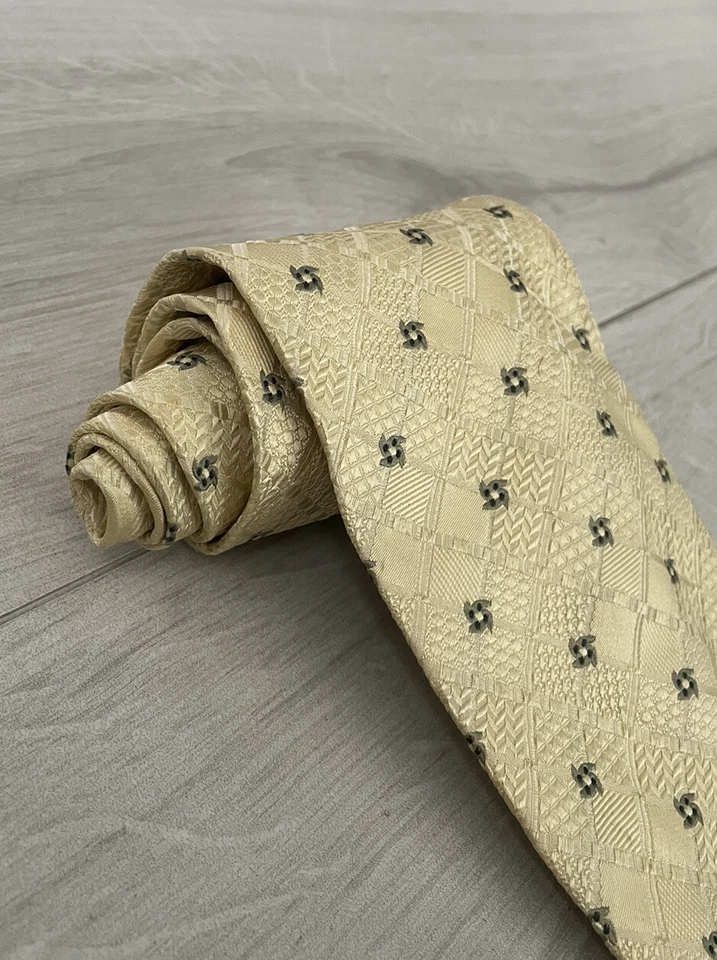 Corbata de seda Jacquard a cuadros amarilla clara Canali para hombre Italia 3 7/8" 59" usada en excelente estado Foto 3 de 4